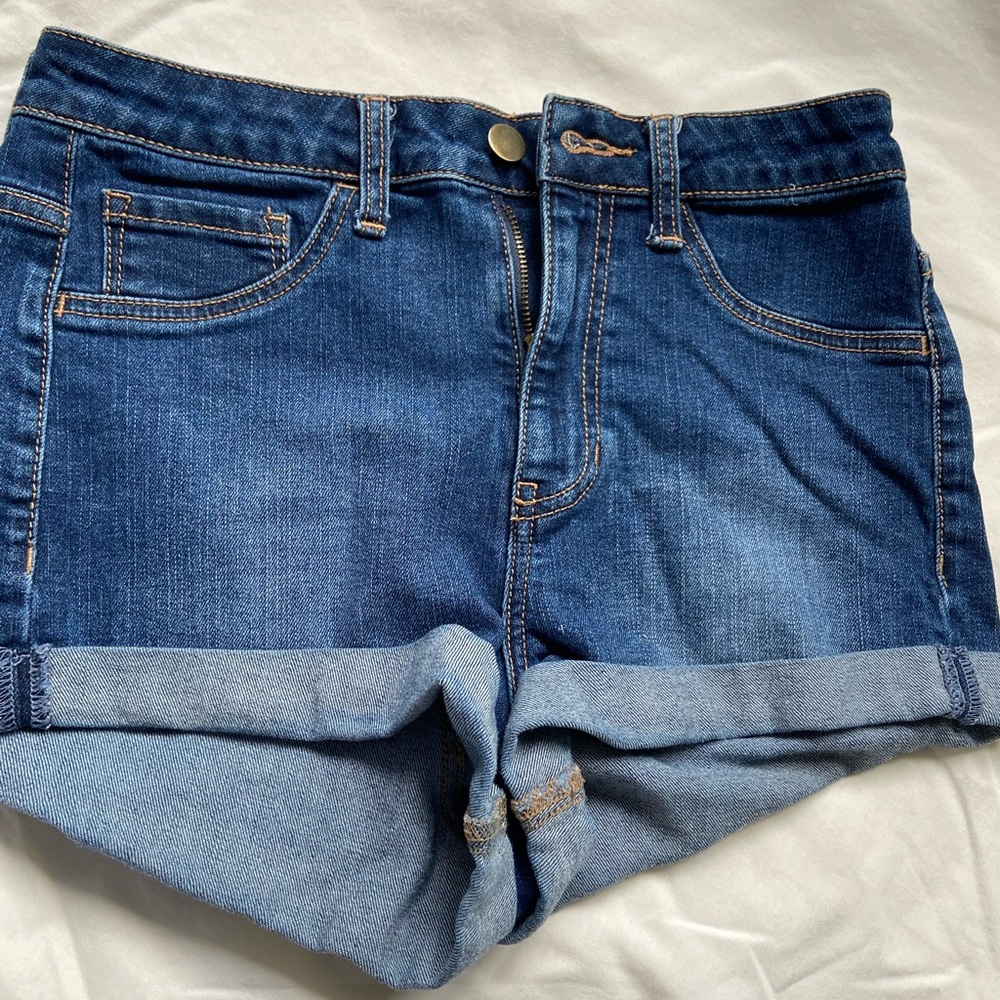 Plain high-waisted denim shorts